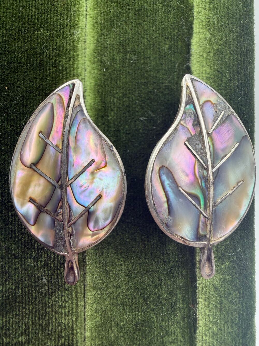 vintage Mexican sterling silver earrings feature a leaf design inlaid - Picture 1 of 5